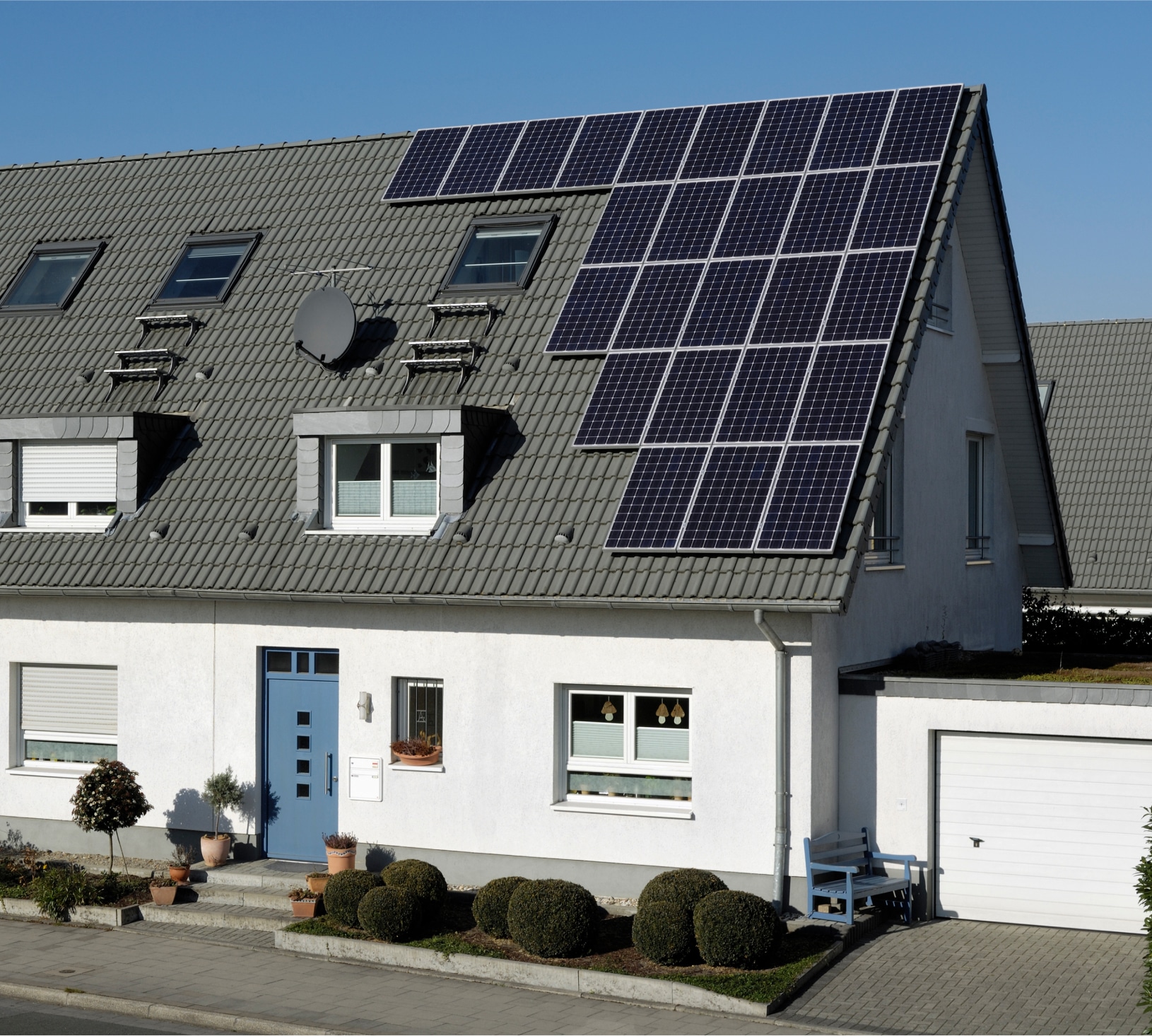 Haus mit Solarpaneelen am Dach